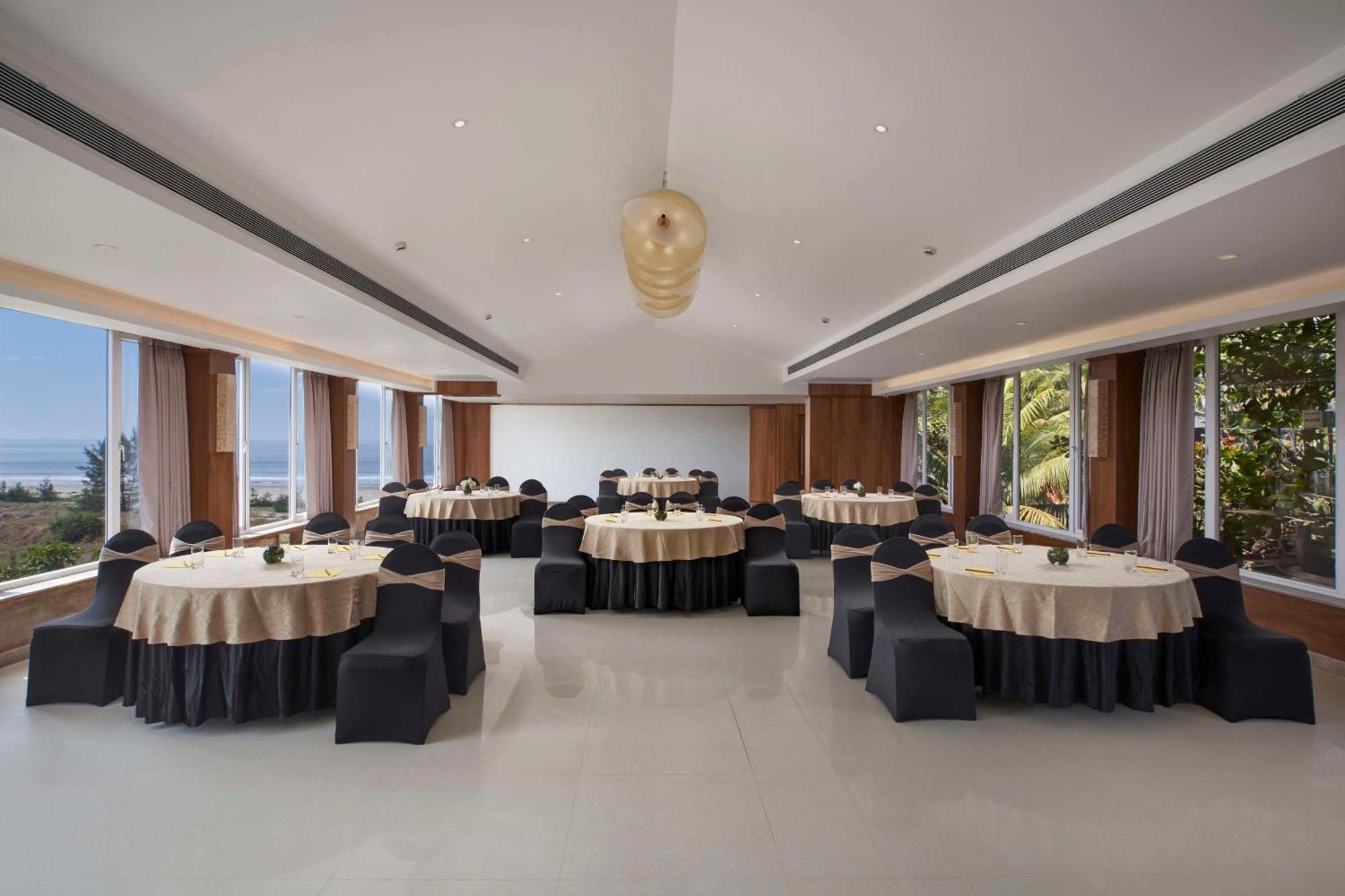 Mandrem Beach Resort, A Member Of Radisson Individuals Retreat Экстерьер фото